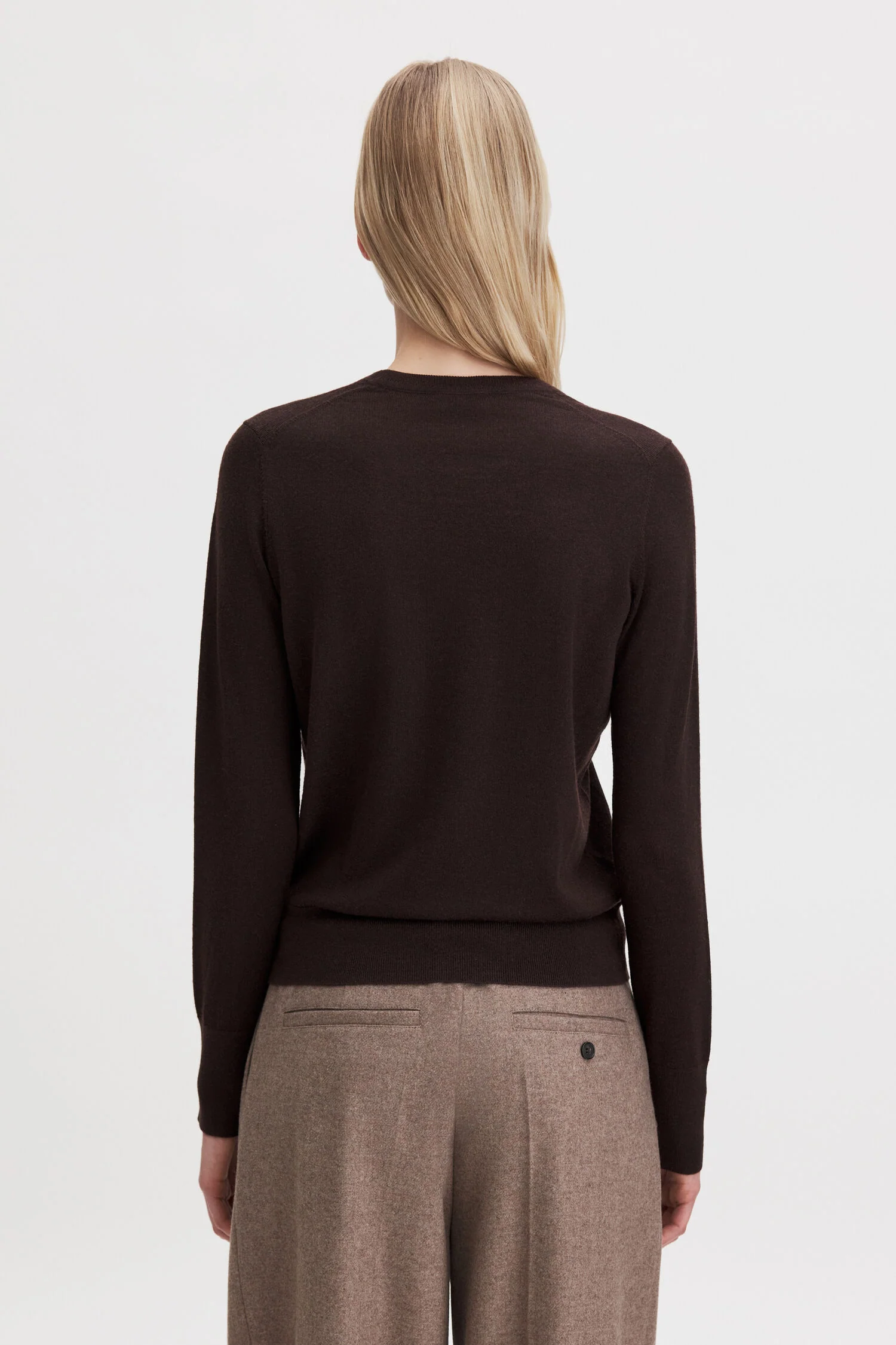 Merino R-Neck Sweater Dark Chocolate - Image 4